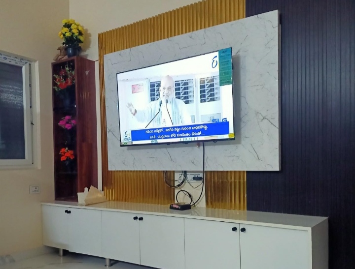 32 inch smart TV under 10000 with screen mirroring feature